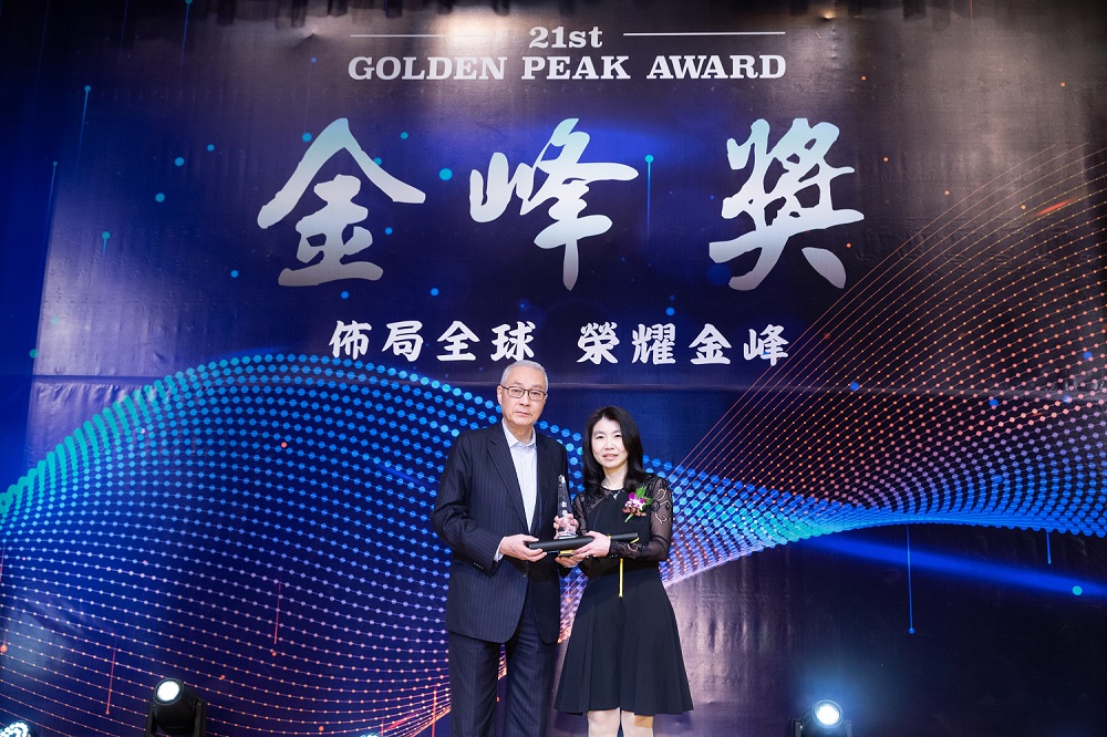 Ms. Chris Chen, General Manager at DYXnet Taiwan, received the award from the former vice-president Mr. Wu, Den-yih (Photo from OEMA)