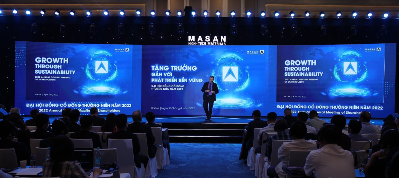 Craig Richard Bradshaw, CEO of Masan High-Tech Materials speaks at the meeting.