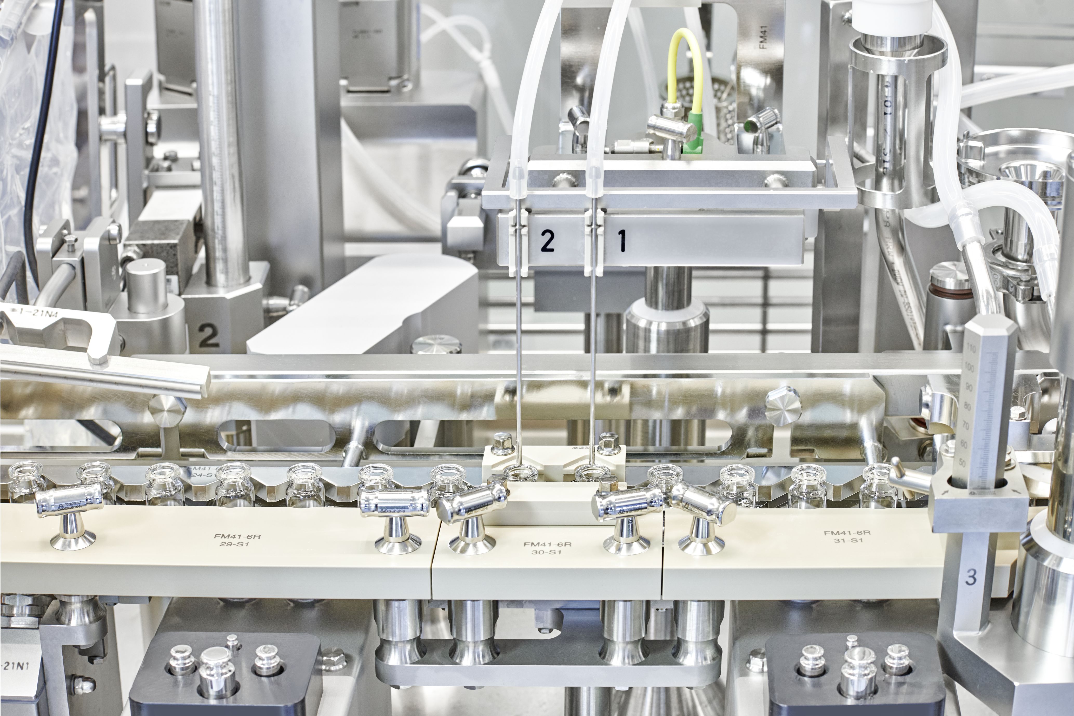 © Vetter Pharma International GmbH: Vial filling station at Vetter's Rankweil site