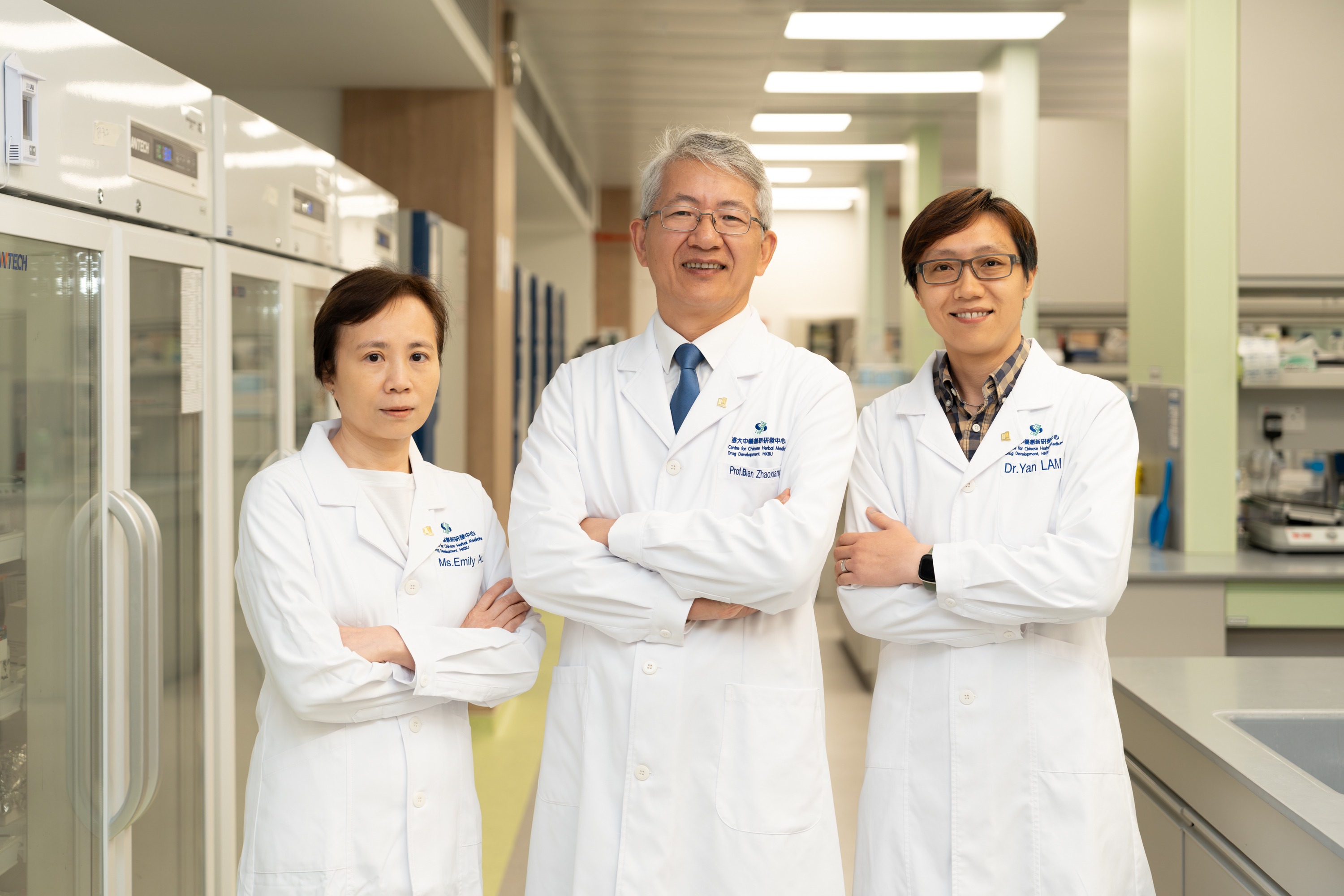 A research team led by Professor Bian Zhaoxiang (middle), Ms Emily Au (left) and Dr Lam Yan-yan (right) develops CDD-2101, a novel Chinese medicine for treating chronic constipation based on the traditional Chinese herbal formulation “MaZiRenWan”.