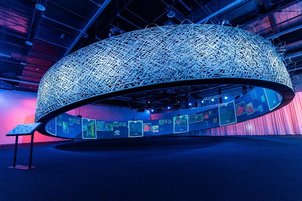 Visitors can co-create with the artist with the AI system programing to generate their own artistic Hakka elements on the large woven bamboo ring.