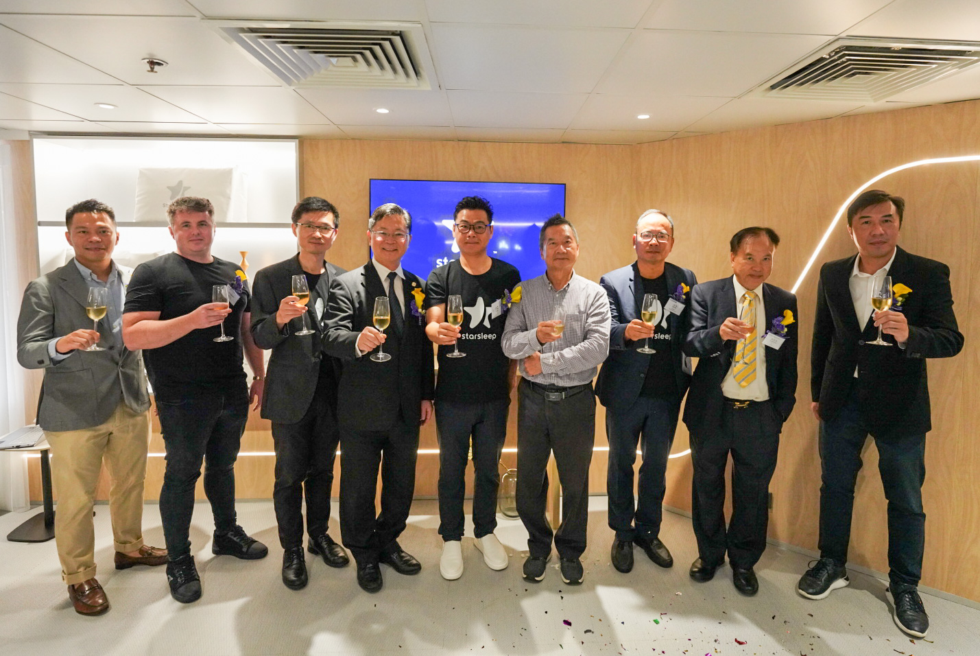 starsleep’s grand opening Guests(fifth from left: Chairman of Charme, Morris Zou; fourth from left: Former Secretary for Innovation and Technology, Alfred Sit Wing Hang, JP; second from right: Chairman of Morris Home, Tse Kam Pang;).