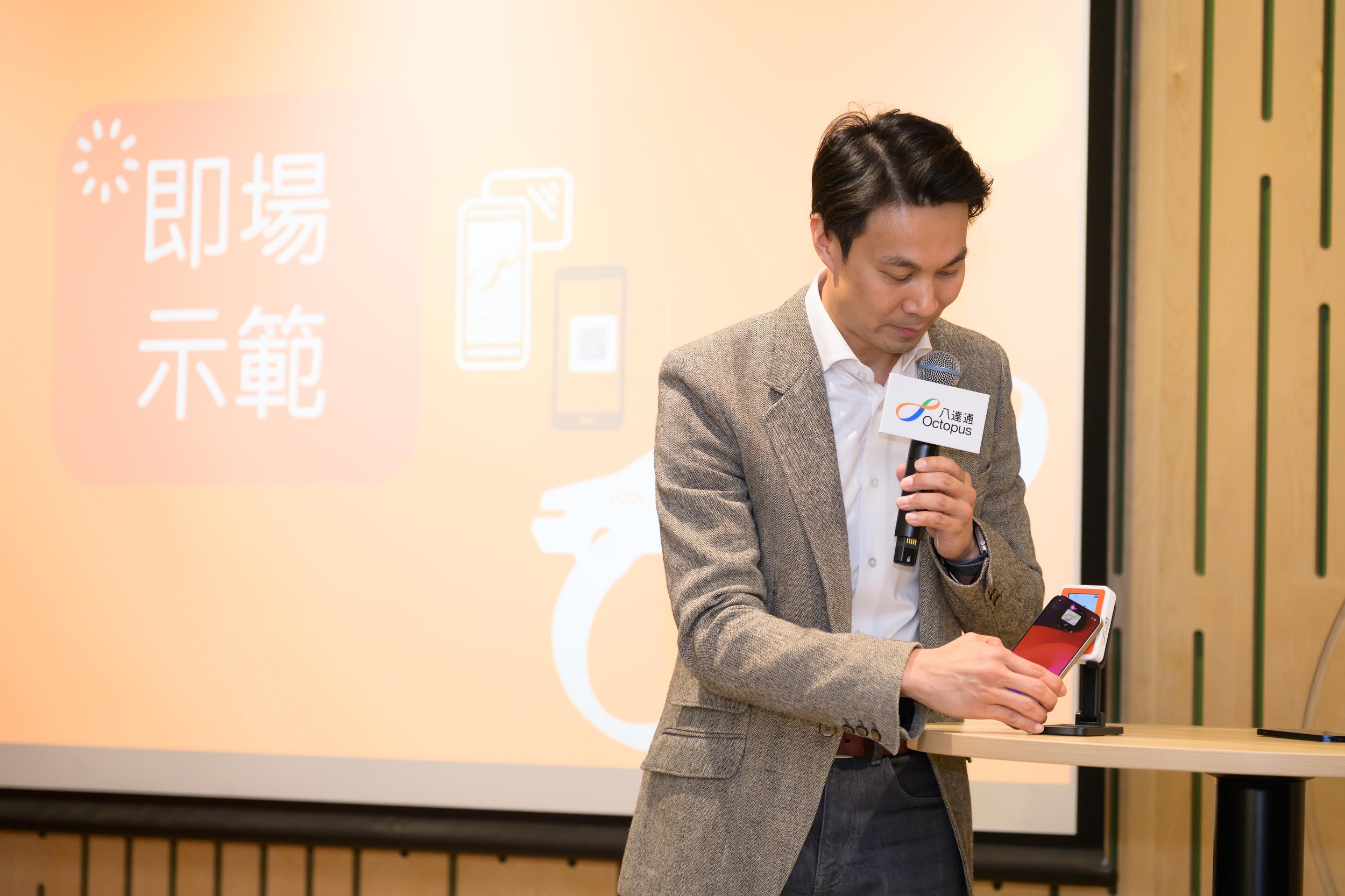 Andy Yip, Product Director, OCL demonstrates how to tap the Octopus card or scan the QR code to pay the taxi fare.