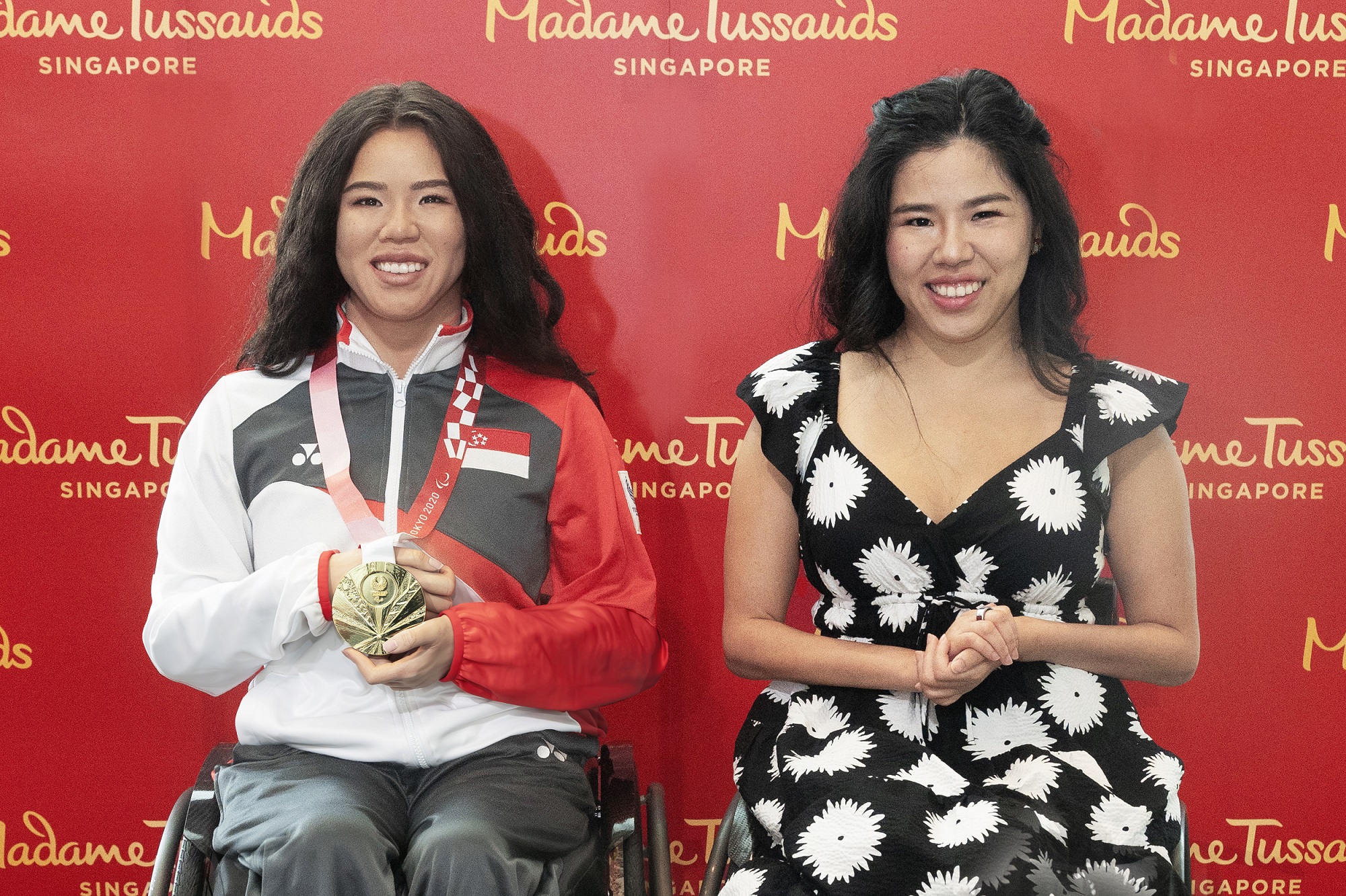 Yip Pin Xiu, five-time Paralympic gold medallist and para swimmer strikes a pose with Madame Tussauds’ wax figure. (Photo: Madame Tussauds Singapore)