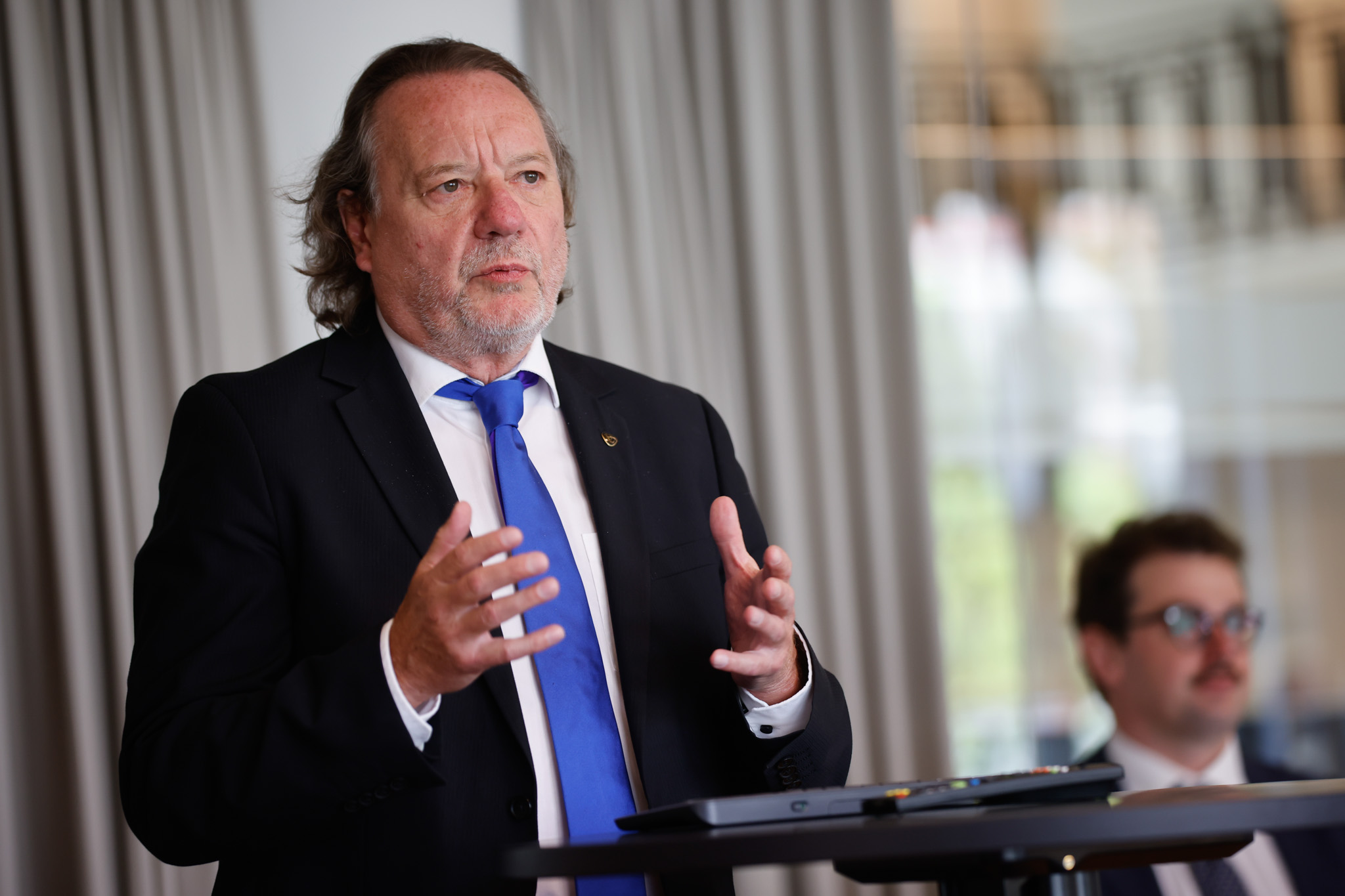 Scientists Prof. Helmut K. Anheier (l) and Edward L. Knudsen (r) on 28 May in Brussels at the presentation of a report on the European Parliament elections based on the 2024 Berggruen Governance Index (BGI). (Photo by Johanna Geron/Factstory for DNA)