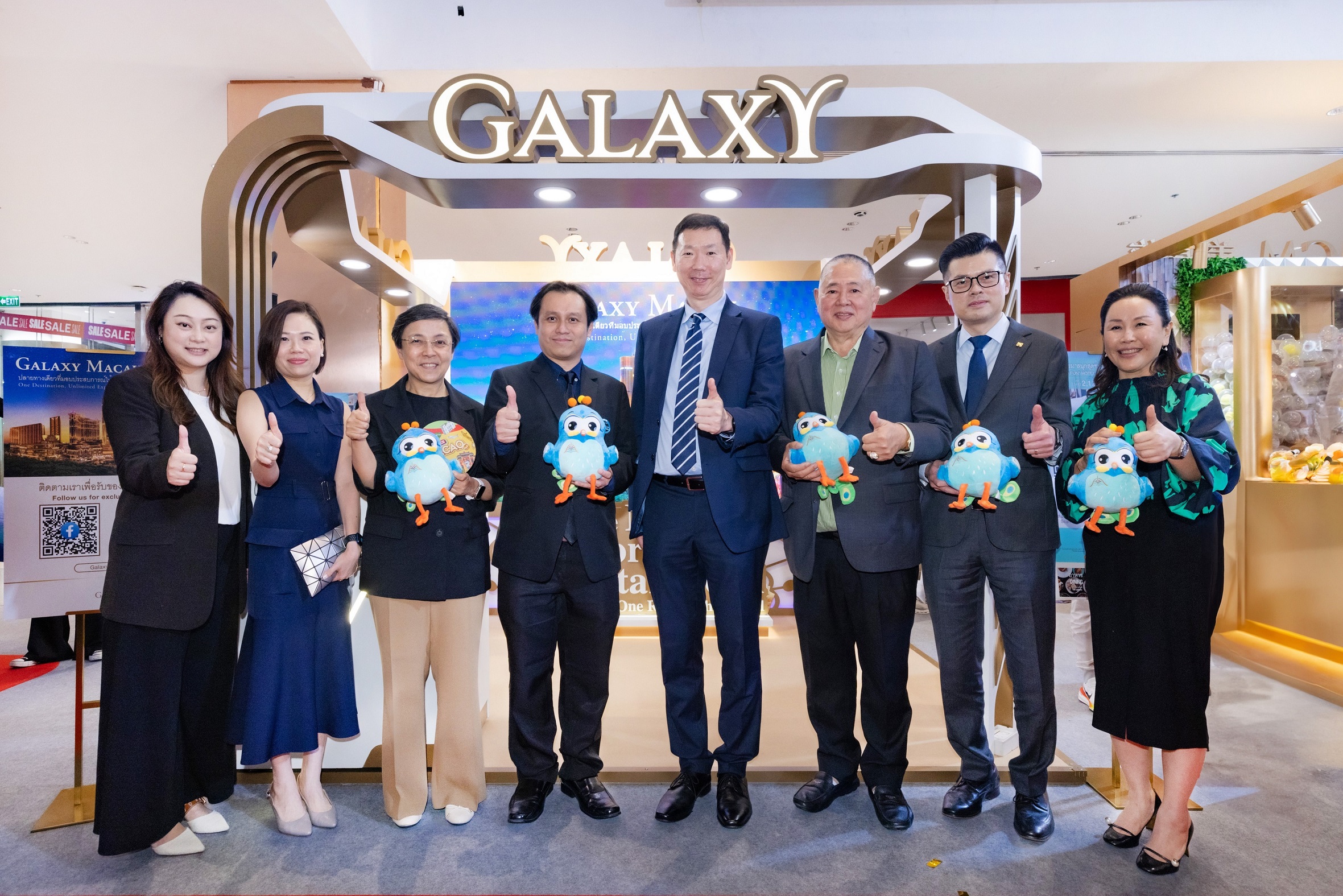 Galaxy Macau management and other guests visited the booth of Galaxy Macau.