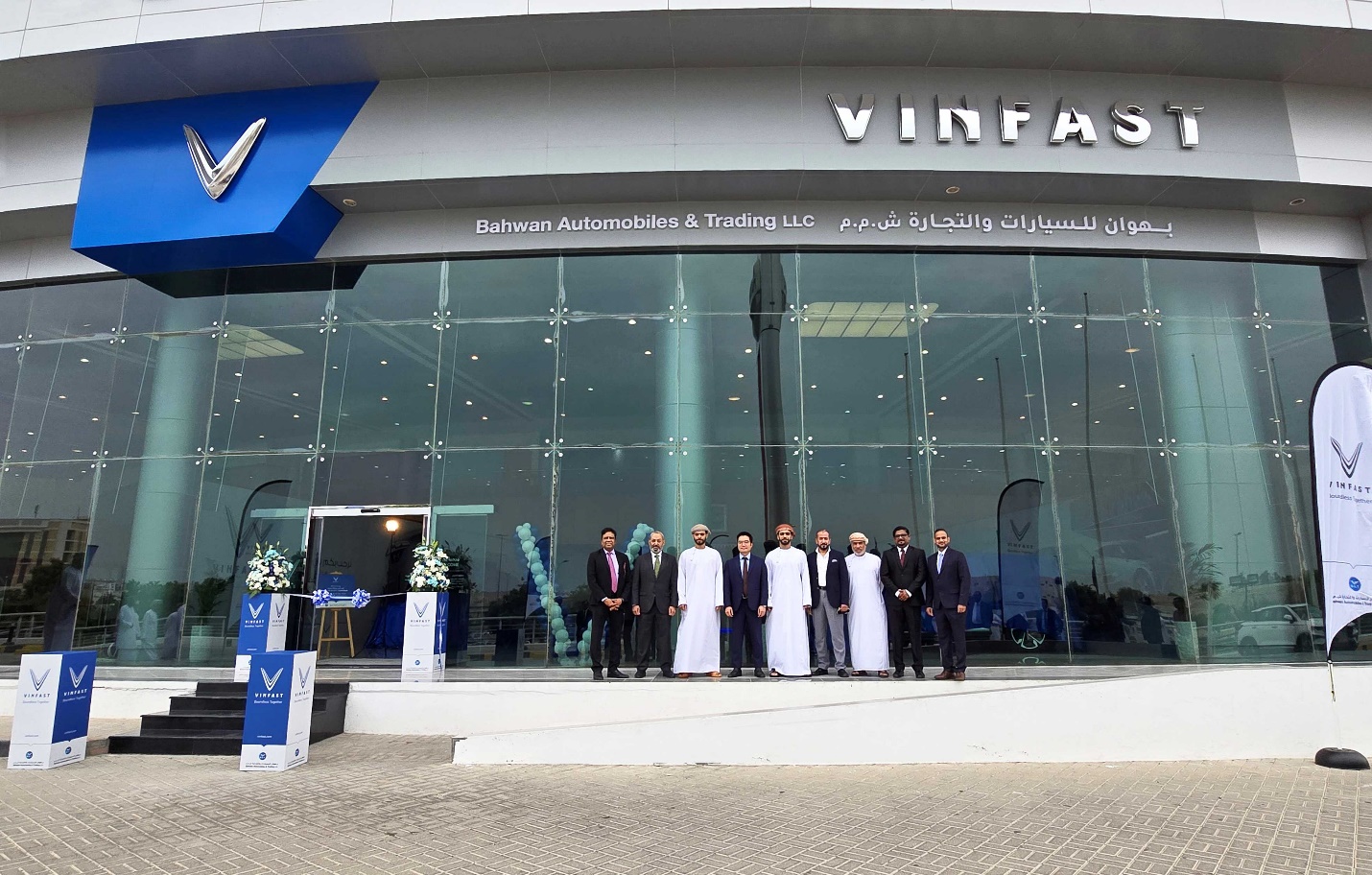 Mr. Ta Xuan Hien, CEO of VinFast Middle East (4th from the left), and Sheikh Abdullah Bahwan, Executive Director of Bahwan Automobiles and Trading (5th from the left), along with representatives from both parties, at the grand opening ceremony.