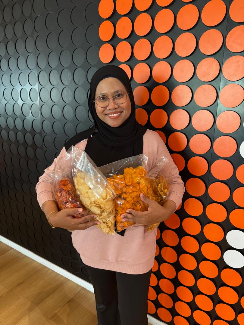 Nur Rahilla Binti Mohamad Kamal, co-founder of Nanakamalbiz, showcases her handmade traditional snacks.