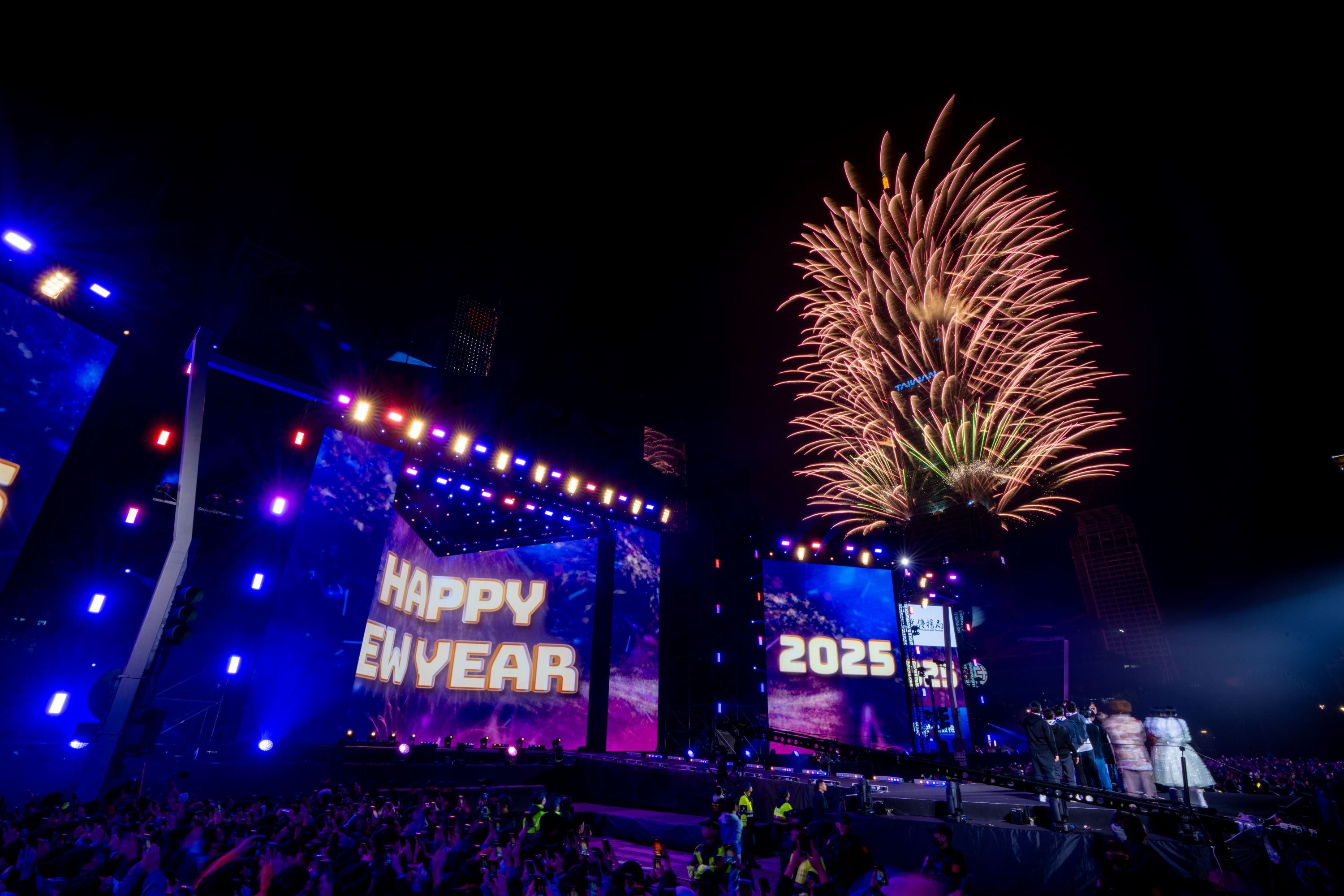 【The 2025 Taipei New Year’s Party 】For the midnight countdown and spectacular six-minute fireworks extravaganza over Taipei 101 that followed.